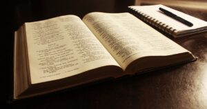 Livre ouvert pour relecture et correction